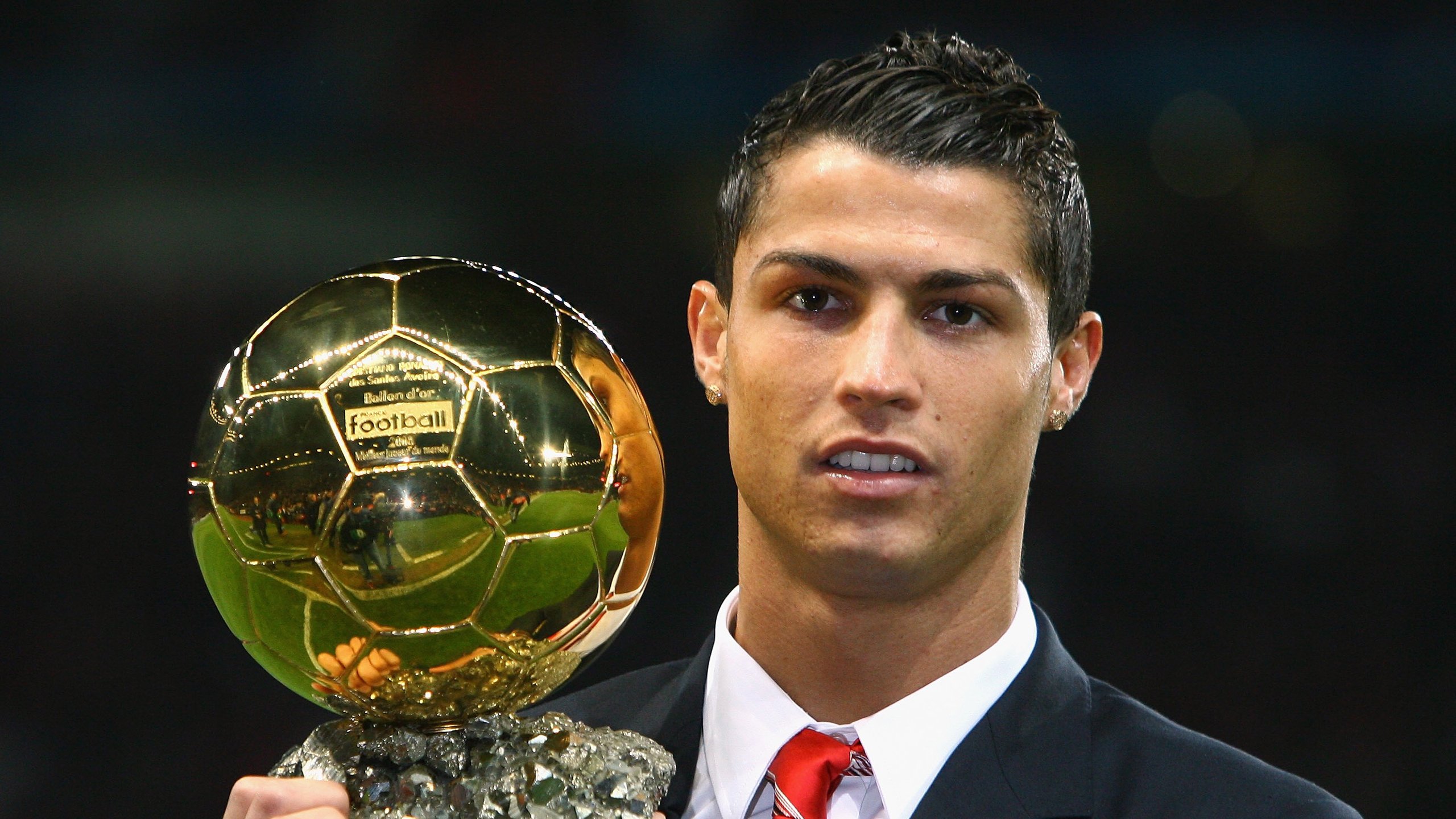 世界杯：街头艺人用手鼓与萨克斯演奏国歌版 引发路人合唱